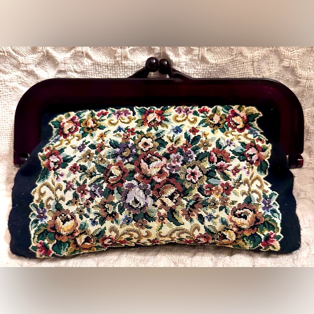 Vtg 1960’s Victorian Style Classy Tapestry Wool Clutch w Brown Lucite Frame